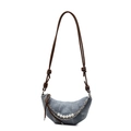 Borsa a mezzaluna in denim azzurro con tracolla e catena di perle decorative - Blu