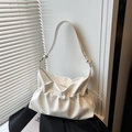 Minimalistische weiße Cloud-Bag aus glänzendem Kunstleder mit verstellbarem Schultergurt - Weiß