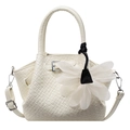 Schicke cremefarbene Handtasche mit Webstruktur und zartem Blumenanhänger aus Netz - Gebrochenes Weiß