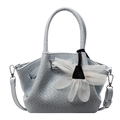 Hellblaue geflochtene Handtasche mit weißer Tüllblume und silbernen Beschlägen - Blau