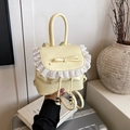 Mini mochila de cuero sintético amarillo pálido con bordado de encaje y lazo de cuero - Amarillo
