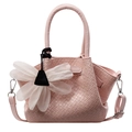 Rosa Eimer-Tasche mit Flechtmuster, weißem Blumenanhänger und verstellbarem Tragegurt - Rosa