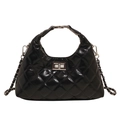 Schwarze gesteppte Hobo-Tasche mit Rautenmuster, silberner Kette und Metall-Drehverschluss - Schwarz