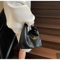 Borsa a mano minimalista in morbida pelle nera con pieghe naturali e design raffinato - Nero