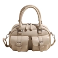 Borsa bowling beige lucida con tasche anteriori e tracolla regolabile trendy - Bianco Sporco