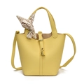 Leuchtend gelbe Eimertasche mit Litschi-Maserung, Seidenschal und abnehmbarem Gurt - Gelb