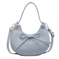 Hellblaue Halbmond-Schultertasche mit Schleife und matter Textur auf weißem Grund - Blau