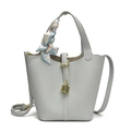 Hellgrau-blaue Beuteltasche aus Leder mit Lychee-Muster, Seidenschal und Schloss - Blau