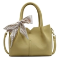 Bolso tipo cubo en cuero amarillo pálido con corte en V y detalle de pañuelo de seda - Amarillo