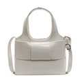 Sac seau blanc brillant doté d'un panneau décoratif en nœud et de garnitures en métal argenté - Blanc Cassé