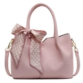Sac seau rose en cuir grainé avec poignée supérieure et foulard en soie décoratif - Rose