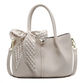 Elegante bolso bombonera beige en cuero sintético con motivo de lichi y pañuelo de seda - Blanco Roto