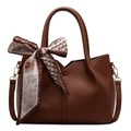Sac seau marron avec texture litchi, anse en foulard de soie et bandoulière amovible - Marron