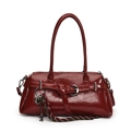 Retro-Handtasche aus burgunderrotem Wachsleder mit Silberschnalle und Herzanhänger - Mit Anhänger / Rot