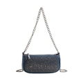 Schicke blaue Denim-Achseltasche mit Metallnieten und Silberkette für Damen - Hellblau