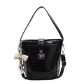 Borsa a secchiello nera lucida con ciondolo di perle e tracolla regolabile - Nero (Con Fiocco a Scacchi e Ciondolo a Cuore)
