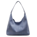 Vorderansicht einer gewaschenen blauen Denim Hobo-Tasche mit geräumigem Design - Hellblau