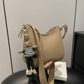 Borsa hobo beige in pelle martellata con ciondolo a coniglietto e zip dorata elegante - Cachi con Pendente