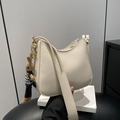 Borsa hobo bianco crema in pelle martellata con tracolla larga e ciondolo a coniglio - Bianco con ciondolo