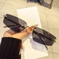 Chic rimless sunglasses with gradient grey lenses and golden scalloped metal details - Solid Grey