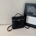Elegante bolso cuadrado negro de grano litchi con cremallera plateada y asa superior - Negro