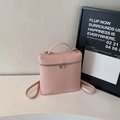 Mochila minimalista de cuero rosa con superficie texturizada y doble cierre de cremallera - Rosa