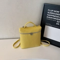 Bolso y mochila minimalista de cuero litchi amarillo con detalles de cremallera - Amarillo
