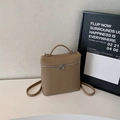 Mini bolso de mano en cuero marrón con grabado de lichi y doble cremallera plateada - Caqui