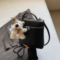 Bolso de mano negro de cuero con grano de lichi y un tierno colgante de oso de peluche - Negro Con Colgante