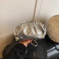 Silberne Cloud-Clutch mit Schlangenprägung und eleganten Falten für Damen - Silber