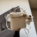 Bolso blanco crema con textura de lichi y un adorable colgante de perro de peluche - Beige Con Colgante