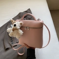 Bolso rosa con textura de grano de lichi y un tierno llavero de peluche de oso blanco - Rosa Con Colgante