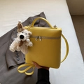 Bolso de mano amarillo en cuero con patrón lichi y un tierno colgante de oso de peluche - Amarillo con colgante