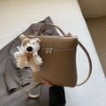 Bolso de mano marrón en cuero PU con grano de lichi y colgante de osito de peluche - Caqui Con Colgante