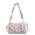 Bolso de hombro plisado blanco crema con cadena de perlas y delicado lazo de encaje - Blanco Roto con Bufanda