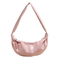 Bolso de hombro media luna rosa en cuero sintético brillante con diseño plisado minimalista - Rosa