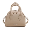 Schicke beige Boston Handtasche mit Litschi-Textur und silbernem Herz-Logo auf weiß - Weiß