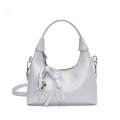 Sac hobo minimaliste bleu-gris clair avec pendentif en perles et nœud ruban - Bleu
