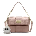 Lichtroze geweven crossbodytas voor dames met gouden plaatje en een pluche hanger - Roze (Met Pluche Hanger)