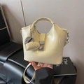 Bolso tipo cubo color crema con colgante de corazón y correa ajustable de hombro - Con Colgante / Amarillo claro