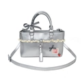 Borsa a tracolla argento con bordo in pizzo bianco e dettagli di fiocchi a scacchi - Argento