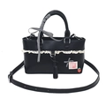Borsa a mano nera con pizzo, ciondolo a fragola e fiocco a quadretti chic - Nero