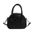 Schicke schwarze Handtasche mit Rautensteppung im Bowling-Stil und Silberbeschlägen - Schwarz