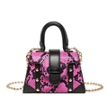 Borsa a mano con motivo a serpente rosa, borchie dorate e tracolla a catena sottile - Rosa Rosso