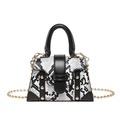 Mini borsa a tracolla con motivo serpente bianco e nero e catena dorata - Nero
