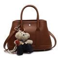Sac seau en cuir marron grainé avec poignées et un adorable ours en peluche - Avec Charme d'Ours en Salopette / Marron