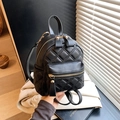 Mini mochila negra acolchada para mujer con herrajes dorados y diseño compacto - Negro