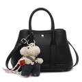 Sac seau en cuir noir à grain de litchi avec breloque d'ours et bandoulière réglable - Avec Charme d'Ours en Salopette / Noir