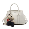 Sac seau blanc en cuir litchi avec poignées cylindriques et charm d'ours peluche - Avec Charme d'Ours en Salopette / Blanc Cassé