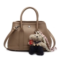 Sac seau chic en cuir kaki avec poignées et charmant pendentif en forme d'ourson - Avec Charme d'Ours en Salopette / Kaki